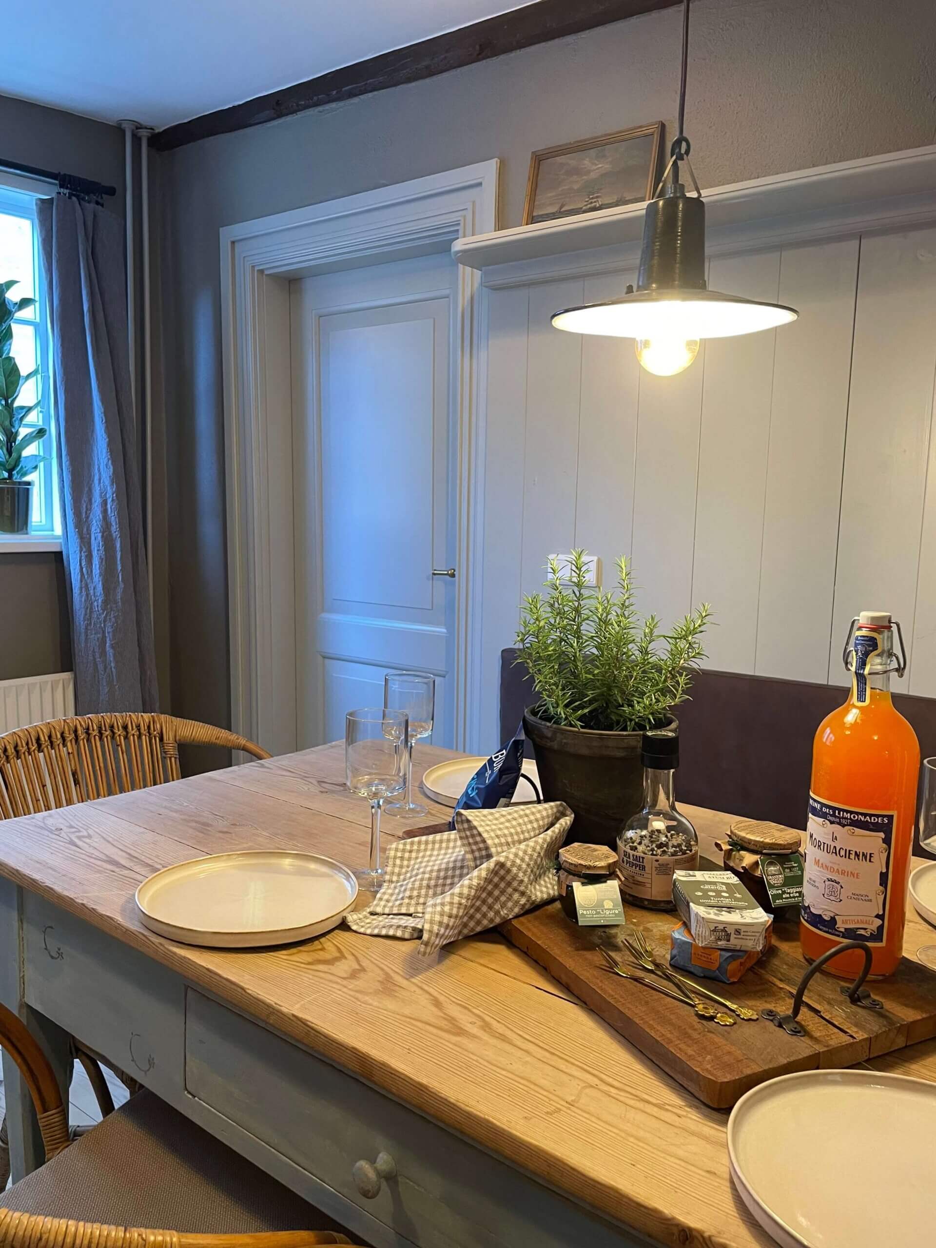 Det hyggelige spisebord ved køkkenet